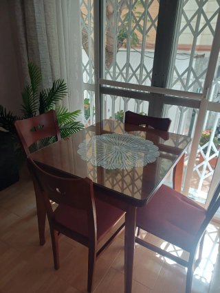 Mesa comedor extensible y 4 sillas
