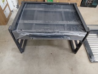 Cajón barbacoa de obra de hierro con parrilla