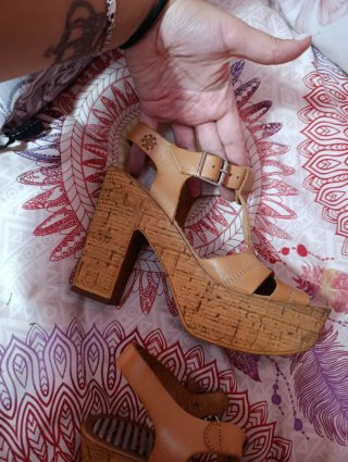 Sandalias de tacón cuña beige y marrón