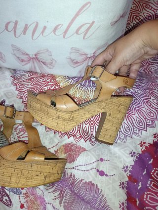 Sandalias de tacón cuña beige y marrón