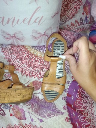 Sandalias de tacón cuña beige y marrón
