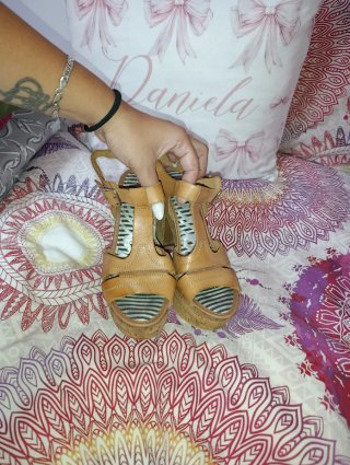 Sandalias de tacón cuña beige y marrón