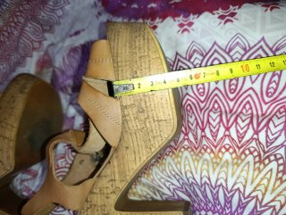 Sandalias de tacón cuña beige y marrón