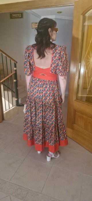 Vestido estampado multicolor con cinturón rojo