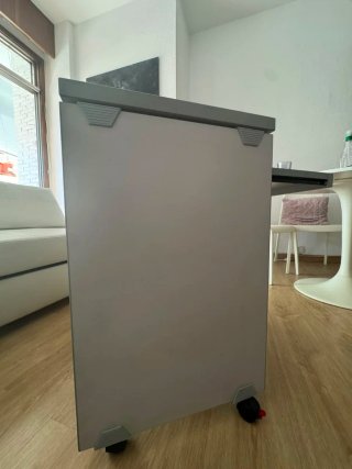 Scrivania in legno con ruote di sicurezza