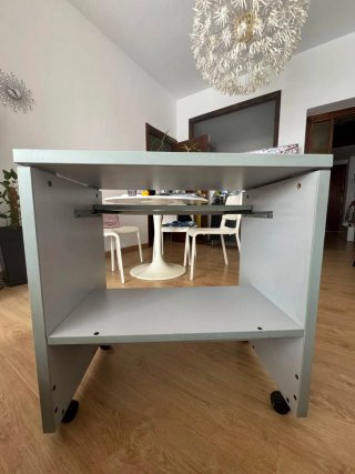 Scrivania in legno con ruote di sicurezza