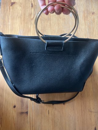 Bolso negro con anillas doradas