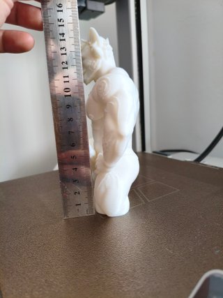 Figura de hombre perro