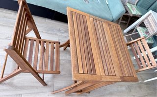 Conjunto Mesa y 2 Sillas Plegables Madera. Terraza