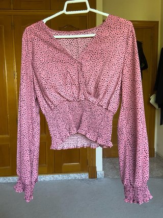 Blusa rosa con estampado de puntos negros