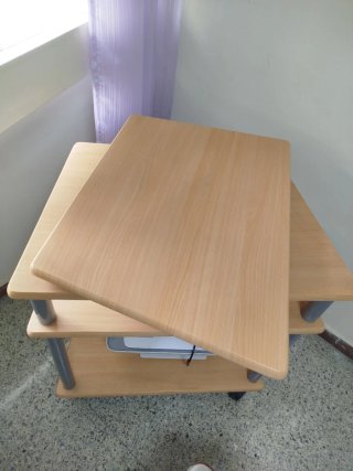 Mesita auxiliar con ruedas. 78x 69x47 cm