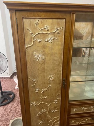 Armario de madera con vitrina