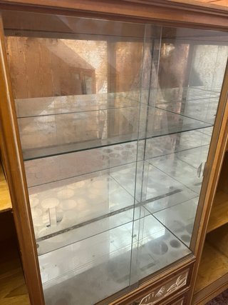 Armario de madera con vitrina