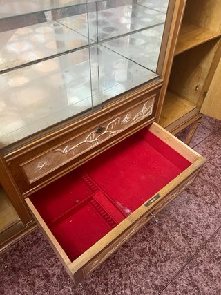 Armario de madera con vitrina