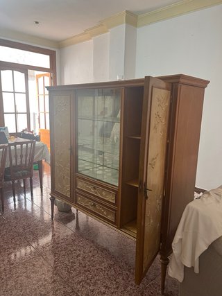 Armario de madera con vitrina
