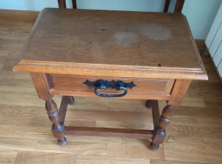 Mesa escritorio  y mesilla de madera.