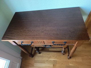 Mesa escritorio  y mesilla de madera.