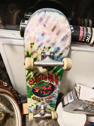 Skate con diseño de fuego y globo