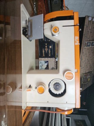 Máquina de coser Alfa con mueble