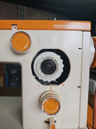 Máquina de coser Alfa con mueble