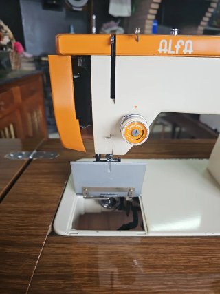 Máquina de coser Alfa con mueble