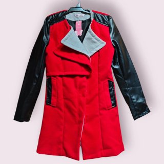 NUEVO Abrigo rojo mangas negras de polipiel.