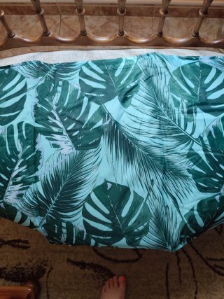 Cama para mascotas con estampado tropical