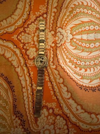 Reloj de pulsera dorado