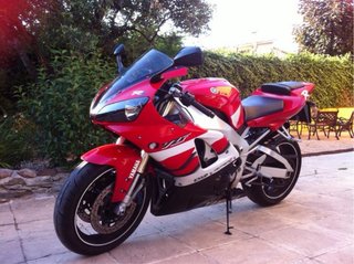 Yamaha R1 Roja Deportiva