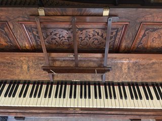 Precioso piano antiguo, mueble de raiz.