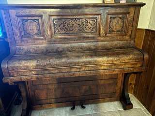 Precioso piano antiguo, mueble de raiz.