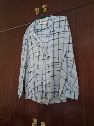 Camisa estampada azul y marrón talla S