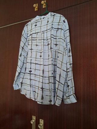 Camisa estampada azul y marrón talla S