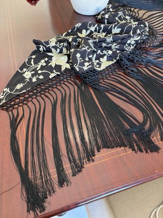 Mantoncillo negro bordado dorado