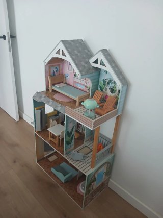 Casa de muñecas de madera. PROVINCIA GIRONA.