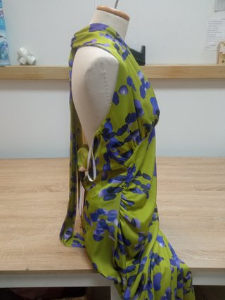 Precioso vestido midi / largo de fiesta con cuello