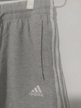 Pantalón corto Adidas gris