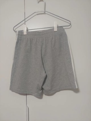 Pantalón corto Adidas gris