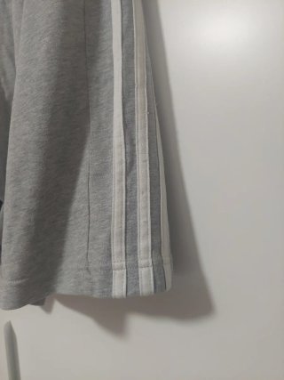 Pantalón corto Adidas gris