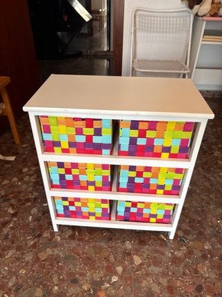 Comodino in legno con cassetti in vimini colorati