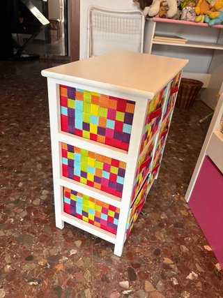Comodino in legno con cassetti in vimini colorati