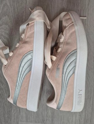 Zapatillas rosas de Puma.
