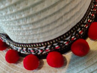 Set 2 cappelli estivi bianchi con pompon rossi