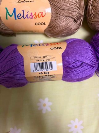9 ovillos perlé Melissa (6 marrones, 3 lilas)