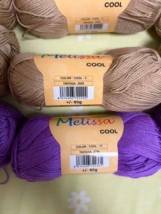 9 ovillos perlé Melissa (6 marrones, 3 lilas)