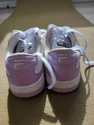 Zapatillas Fila moradas y blancas