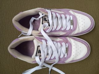 Zapatillas Fila moradas y blancas