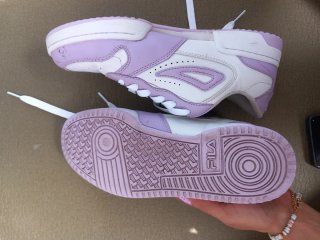 Zapatillas Fila moradas y blancas