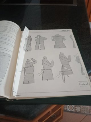 Dos libros de corte y confecion sistema Marti