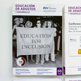 4 volúmenes "Educación de Adultos y Desarrollo"